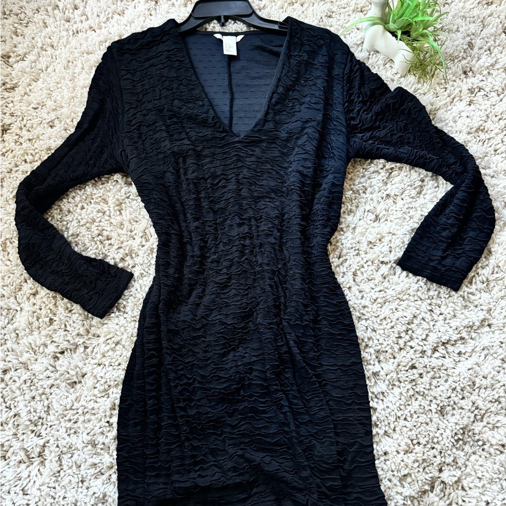 Stylish sophisticated body con deep V-neck, little black date night wome…